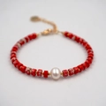 Bracciale fatto a mano in pietre a scacchiera con cilindri rossi, dettagli oro e perla bianca - Rosso Brillante