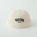 Detailweergave van het BOSTON-logo op de beige corduroy dockerpet voor kinderen - 52cm (2-5 Jaar) / Rijstwit (BOSTON)