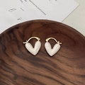 Élégantes boucles d'oreilles cœur en or avec émail marbre blanc sur socle en bois - Blanc Nacré