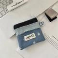 Λεπτομέρεια του μπλε denim patchwork πορτοφολιού με αστέρια και ετικέτα με σκύλο - Αστέρι Σκούρο Μπλε