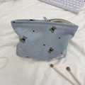 Détail de motifs ours sur trousse à cosmétiques en velours côtelé bleu clair zippée - Bleu clair