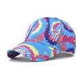 Détail des motifs tie-dye colorés et des coutures sur une casquette en coton - Réglable / Bleu Ciel Graffiti