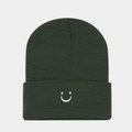 Dettaglio del ricamo bianco con faccina sorridente su un berretto in maglia verde scuro - Verde militare