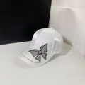 Berretto da baseball in raso bianco con farfalla di strass e tesa decorata con cura - Taglia unica / Bianco