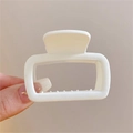 Pinza para el pelo cuadrada minimalista en blanco mate sostenida sobre fondo beige - Blanco