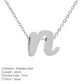 Halskette aus silbernem Edelstahl mit einem minimalistischen kleinen Buchstaben n - Kleinbuchstabe n / Stahlfarben