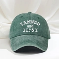 Κοντινό πλάνο λευκού κεντήματος TANNED and TIPSY σε ξεπλυμένο σκούρο πράσινο βαμβακερό καπέλο - Σκούρο Πράσινο