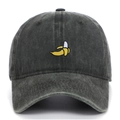 Détail d'une casquette en coton gris délavé avec broderie banane jaune détaillée - Vert Militaire