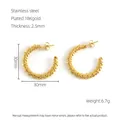 Detailansicht der 30mm gedrehten C-Ohrringe aus 18K vergoldetem Edelstahlgehäuse - 30MM / Gold