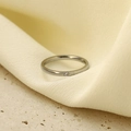 Eleganter Ring aus 18k vergoldetem Titanstahl mit Zirkonia auf strukturiertem Stein - US 6 / Stahlfarben