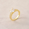 Bague ouverte classique plaquée or avec zircon rond étincelant sur serti à quatre griffes - Grand Zircon Taille 8