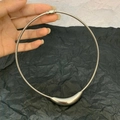 Dettaglio choker a catena serpente argento con pendente curvo e chiusura magnetica - Argento