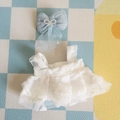 Weißes Tüllkleid und blaues Schleifenzubehör für 17cm Plüschpuppen-Anhänger - Passend für 17cm Puppe / Weißes Kleid mit Fünf-Blütenblatt-Muster + Blauer Haarklammer