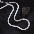 Collier tennis argenté avec pierres de zircon rectangulaires sur fond noir - Argenté