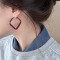Detailweergave van een stijlvolle bordeauxrode geometrische vierkante oorbel aan - Donkerrode Kleine Vierkante Ring (41# Zilveren Pin)
