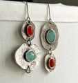 Detalle macro de pendientes asimétricos con piedras de menta y coral en metal martillado - Plata Antigua (Piedra Roja y Verde Asimétrica)