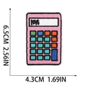 Patch ricamata a forma di calcolatrice rosa con scritta love e misure dettagliate - N. 1 (Calcolatrice Rosa)