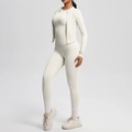 Dettaglio del set yoga 3 pezzi avorio da donna con giacca slim e pantaloni a vita alta - Avorio Chiaro