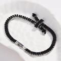 Dettaglio del bracciale tennis con zirconi neri rettangolari su vassoio a conchiglia - Stile a Schiera di Diamanti / Platino Zircone Nero