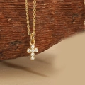 Exquise gouden kruis hanger ketting met zes sprankelende zirkonia aan een fijne schakel - Ronde Witte Zirconia Kruis