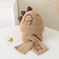Détails d'un ensemble bonnet et écharpe en tricot kaki avec nageoires de dinosaure 3D - Ensemble Bonnet + Écharpe / Kaki