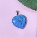 Pendentif coeur en pierre naturelle bleue avec bélière argentée sur fond rose - 35-Sésame Bleu