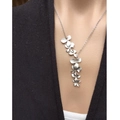 Parure collier fleurs d'orchidées argentées avec pétales mats porté par un mannequin - Collier en Argent Mat