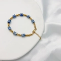 Detalle de pulsera bohemia con cuentas de mármol y cierre de langosta dorado - Piedra Azul Blanco 17+5cm