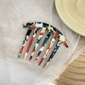 7-tooth acetate hair comb with vibrant marble floral pattern and curved silhouette - Multicolor