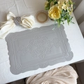 Sottopiatto rettangolare in pelle grigia con motivo floreale a sbalzo e bordi ondulati - Totem Goffrato Grigio Beige