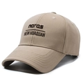Hellbraune Baumwoll-Baseballkappe mit dunkelbrauner Stickerei und Sechs-Panel-Krone - Verstellbar / Hellbeige