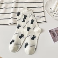 Weiße Baumwollsocken mit süßem schwarzen Katzenmuster und Cute Kitten Textaufdruck - Einheitsgröße / Überall schwarze Katzen-Cute Kitten