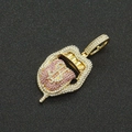 Macro-opname van hiphop dollar tong hanger met roze en witte strass-steentjes - Goud (Roze Tong) Hanger Zonder Ketting