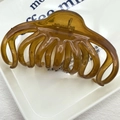 Amber large wave-shaped hair claw clip made of glossy translucent plastic for women - Lazy Style Amber