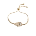 Vue détaillée du bracelet main de Hamsa plaqué or avec œil bleu maléfique et fermoir ajustable - Boucle Coulissante en Strass Micro-Pavé / Chaîne Vénitienne à Perles Dorées