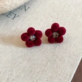 Détail de boucles d'oreilles fleurs en velours rouge avec cristal sur papier vintage - 30# Clous Fleur Flocage Rouge Diamant (925 Sterling Silver Earring Post)