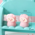 Detailansicht der 2cm x 2,3cm großen süßen Mini Rosa Schweinchen Figuren aus Kunstharz - Schwein im rosa Regenmantel