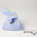 Borsa da polso giapponese in cotone azzurro con ricamo di banane gialle a contrasto - Blu con Motivo a Banana