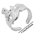 Détail montrant le diamètre intérieur de 1,7 cm d'une bague à texture irrégulière - Argenté