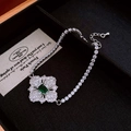 Détail du collier fleur en zircon sur velours noir dans un écrin à bijoux en bois élégant - Bracelet - Argent