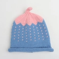 Detail van de gebreide textuur van roze en blauwe babymuts met hartjespatroon - Blauw & Roze