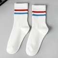 Weiße Baumwoll-Sportsocken mit roten und blauen Streifen auf grauem Hintergrund - Weiß/Rot & Blaue Streifen