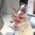 Detail von rosa Glitzer-Nagellackstickern in verschiedenen Größen auf der Hand gezeigt - MZ-008 Rosa Farbverlauf Pailletten