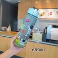 650ml grijze beker met rietje, astronautenprint en blauwe draagriem van dichtbij - 650ml / Groen