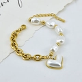 Bracciale a catena dorata con ciondolo a cuore in perla bianca e chiusura a moschettone - Bracciale