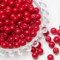 Dettaglio macro di perle tonde in vetro rosso lucido da 8mm con foro per gioielli fai da te - Rosso Cinabro Solido