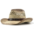 Dettaglio di cappello da cowboy in paglia intrecciata con emblema vintage e fascia in cuoio - Regolabile / Stile Naturale Intagliato (02)