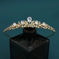 Vista dettagliata della tiara da sposa di lusso con base dorata e brillanti cristalli di zircone - Base oro-Bianco