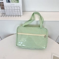 Dettaglio della borsa tote in tela verde chiaro a pois con tasca in PVC trasparente e zip - Verde