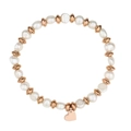 Detalle de pulsera de perlas blancas, cuentas de oro rosa y un colgante de corazón - Perla Artificial (B2102-RG)